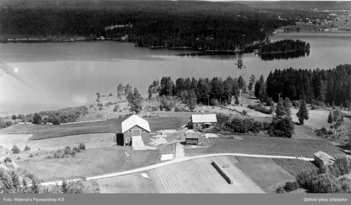 Haukebølenga 67/14. Rømsjøen i bakgrunnen. Flyfoto fra Rømskog 1953.