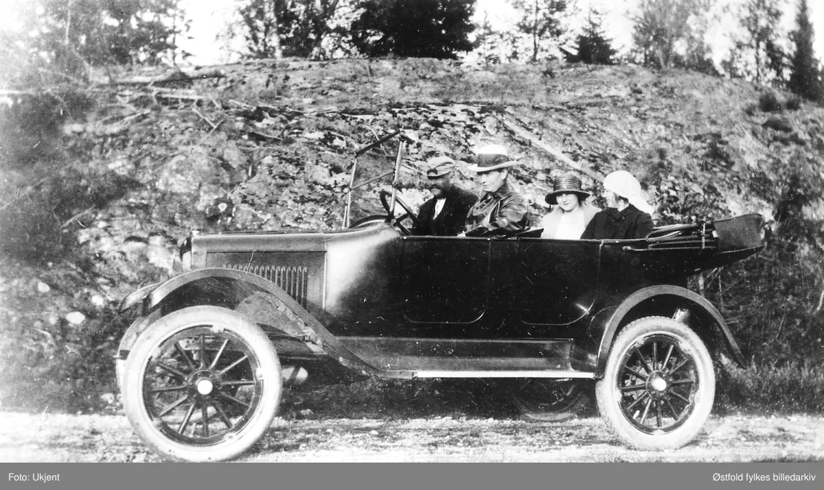 Marie og Jørgen Jovall (sjåfør) fra Rømskog i sin Overland ca. 1920. I baksetet sitter døtrene Bertha og Helga.
I Bilboken 1922 står det at Jørgen Jovald, Rømskog er eier av  B-1445, en 27 hk Overland. Han har den også i 1925 og 1929., 
Ser ut som Jovalls bil er en 1920-22-modell. I 1923 fikk Overland trommeformede hovedlykter.