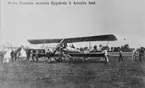 Flygplan Bréguet C.U 1, B1, på marken samt människor på Axevalla hed. Avfotografering av vykort.