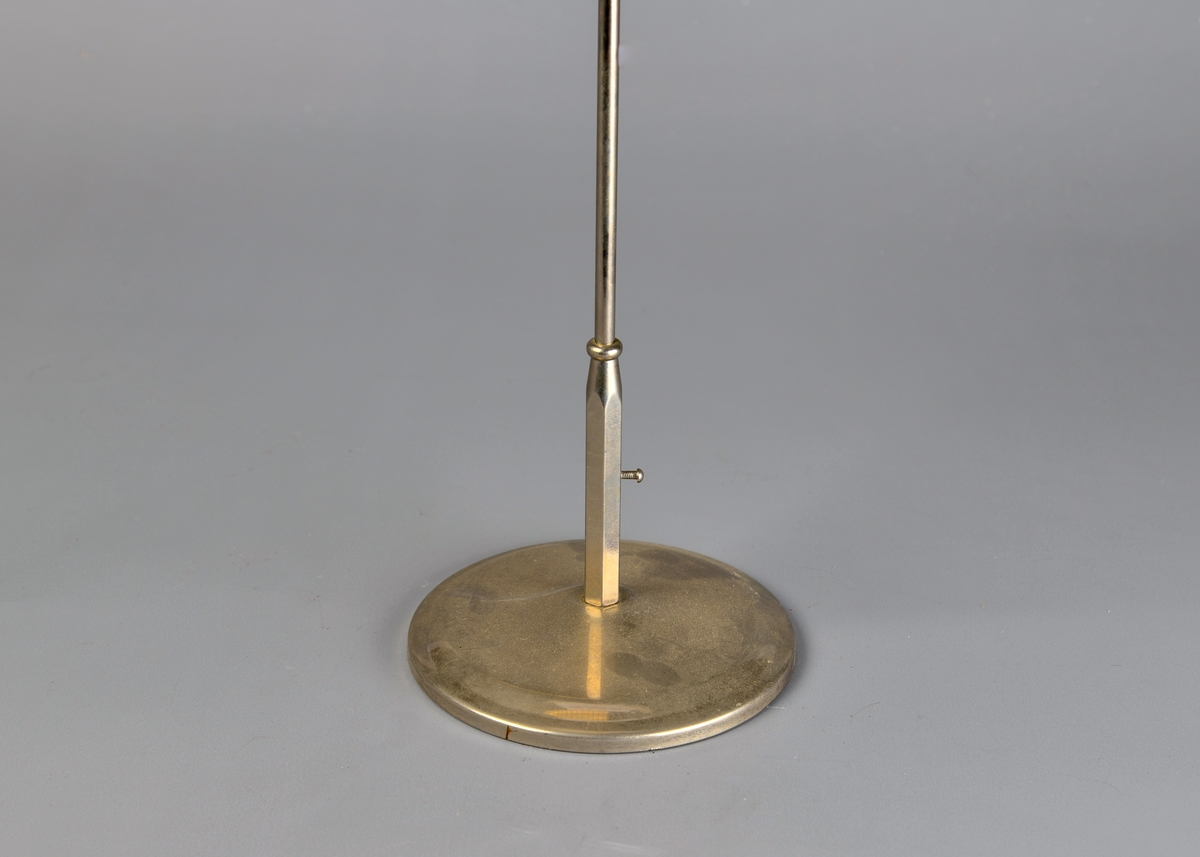 Bordvimpelen er rektangulær. Overkanten er omsydd, og en metalltang med kjegleformede avslutninger er stukket gjennom. EVed vimpelens underkant er det påsydd et hvit frynsebånd. Det er kun en side av vimpelen som har logo påtrykket.

Den hvite tråden øverts på vimpelen brukes til å henge den i et bordstand bestående av et sølvfarget metallstang som er skrudd fast i en rund fot. Grønn filt limt på undersiden. Mulgens en toppdel som holder tråden på plass som er forsvunnet.