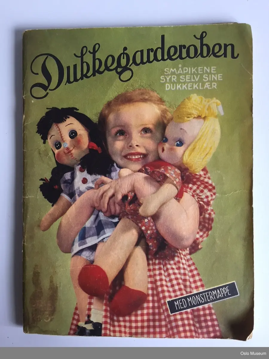 Blad med tilhørende mønster for å sy dukkeklær.