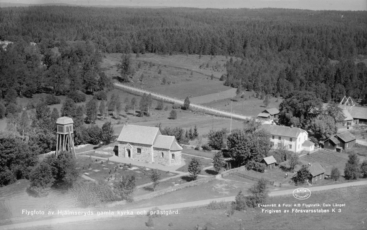 Flygfoto över Hjälmseryds gamla kyrka och prästgård i Sävsjö kommun. Nr K3