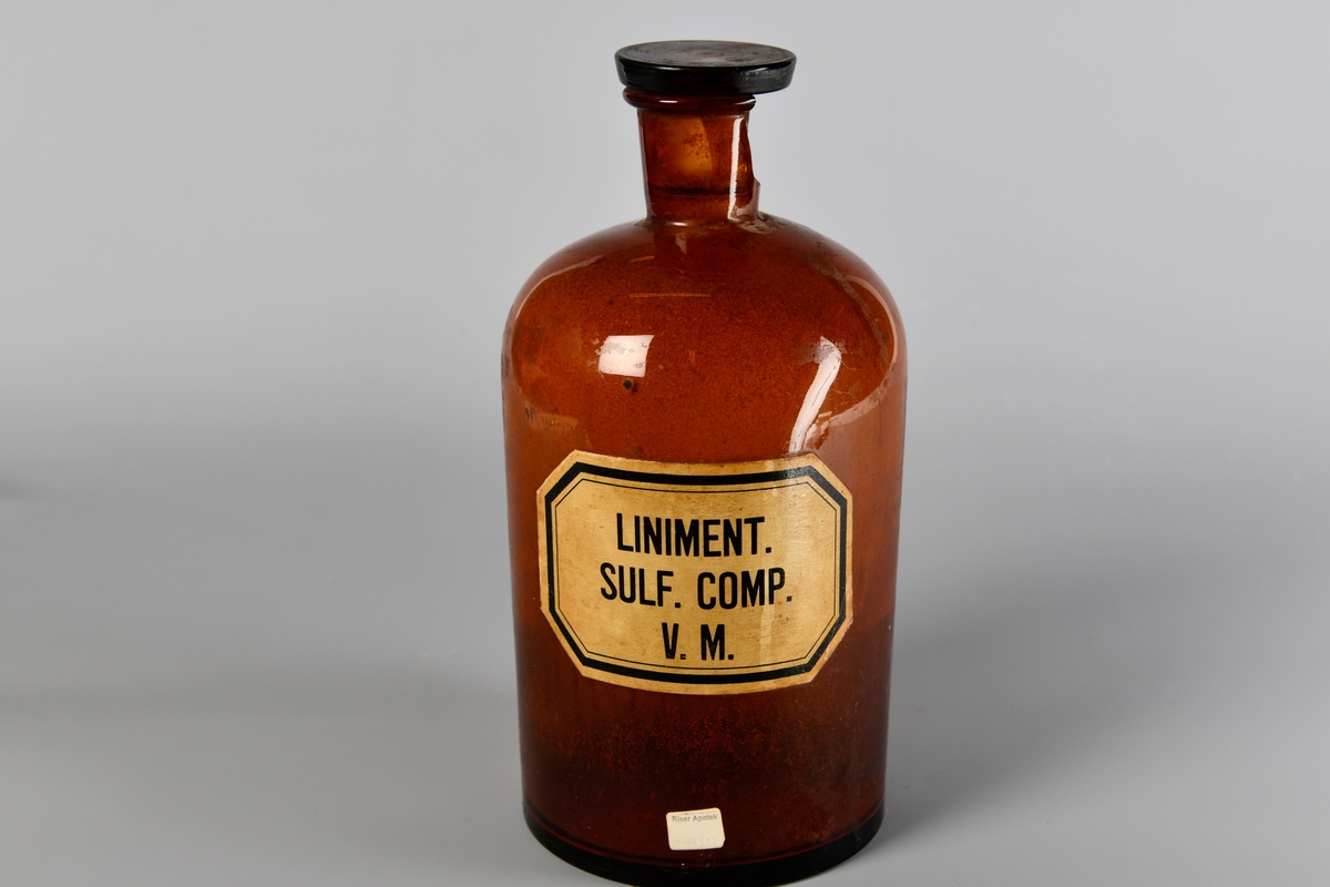 Rett flaske med hals og utkraget munning. Delvis knust glasskork sitter i munningen. Pålimt etikett der det står at flasken inneholder Liniment. Sulf. Comp. V.M. 

Standkar er en beholder som ble brukt til oppbevaring av råvarer eller halvfabrikata i apotek. Det kunne være beholdere til produksjon i stor skala på laboratoriet eller mindre til den enkelte pasient i resepturen. Standkar har vært laget av tre, keramikk, metall eller glass. Apotekene hadde et stort behov for standkar, hvert apotek trengte flere hundre. Synonymer: standflaske, standglass, standbeholder, apotekkrukke og apotekglass.
Fra 1960-årene gikk standkar ut av bruk. (Fra Wikipedia)