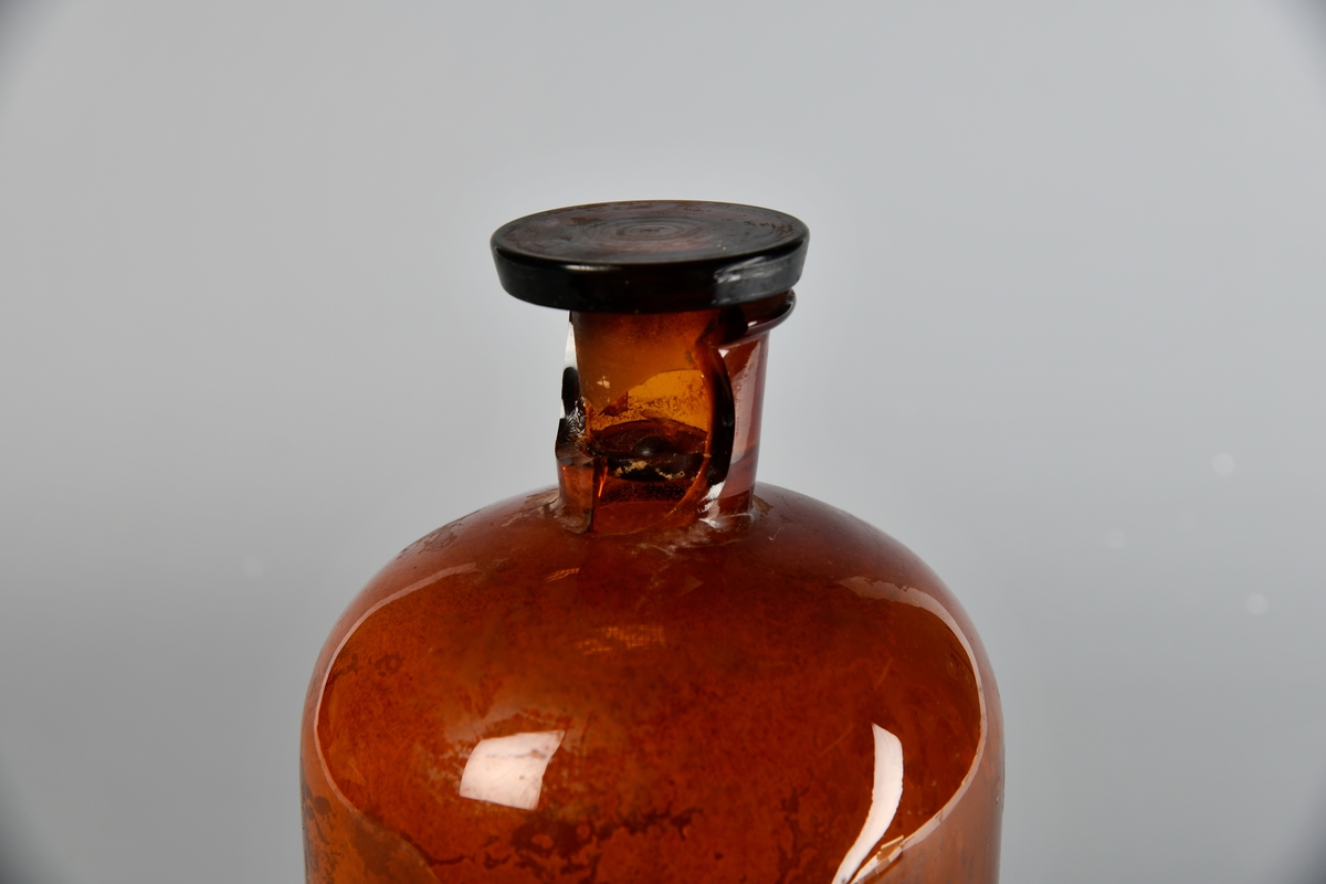 Rett flaske med hals og utkraget munning. Delvis knust glasskork sitter i munningen. Pålimt etikett der det står at flasken inneholder Liniment. Sulf. Comp. V.M. 

Standkar er en beholder som ble brukt til oppbevaring av råvarer eller halvfabrikata i apotek. Det kunne være beholdere til produksjon i stor skala på laboratoriet eller mindre til den enkelte pasient i resepturen. Standkar har vært laget av tre, keramikk, metall eller glass. Apotekene hadde et stort behov for standkar, hvert apotek trengte flere hundre. Synonymer: standflaske, standglass, standbeholder, apotekkrukke og apotekglass.
Fra 1960-årene gikk standkar ut av bruk. (Fra Wikipedia)