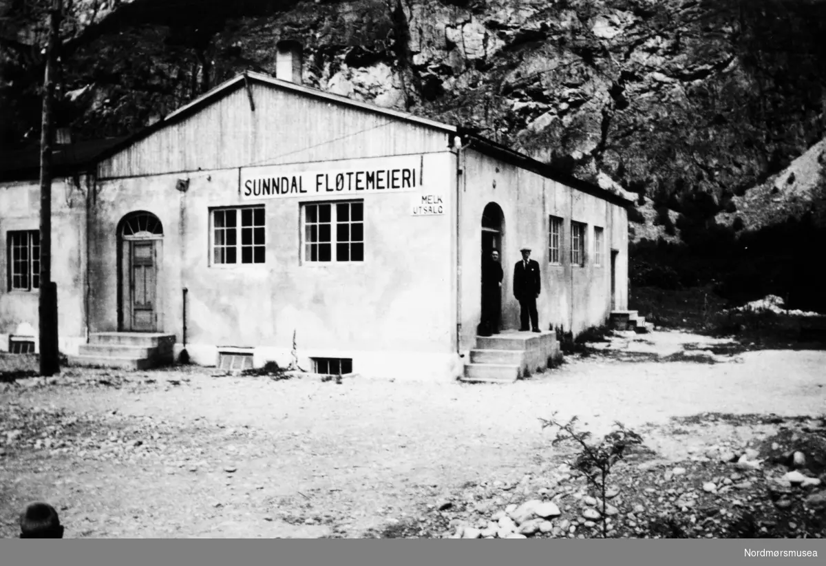 Foto fra Sunndal fløtemeieri. Fra en samling bestående hovedsaklig av meierifotografier. Fra Nordmøre museums fotosamlinger.