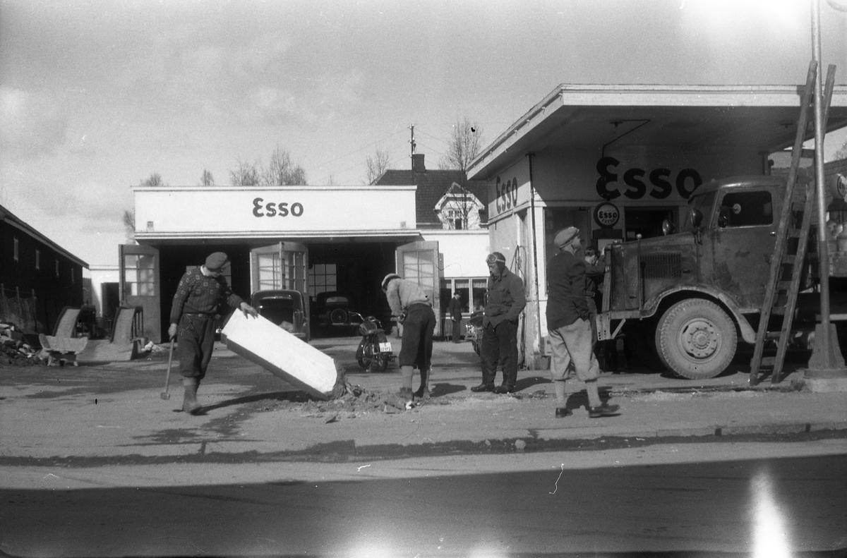 Fem bilder fra byggearbeider ved Esso på Lena april 1954. Ingen av personene på bildene er identifisert. På det første bildet ser en iflg. informant fronten på en Opel Olympia årsmodell 1950-52.