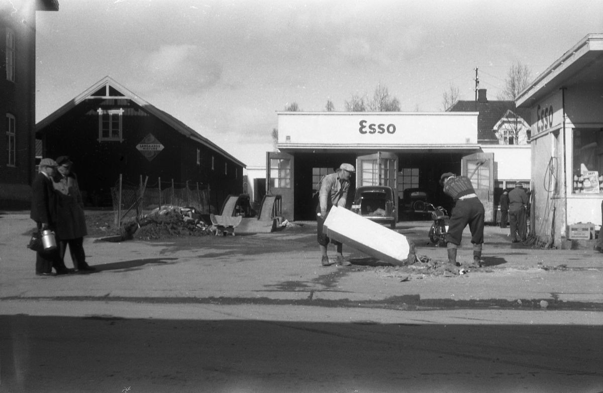 Fem bilder fra byggearbeider ved Esso på Lena april 1954. Ingen av personene på bildene er identifisert. På det første bildet ser en iflg. informant fronten på en Opel Olympia årsmodell 1950-52.