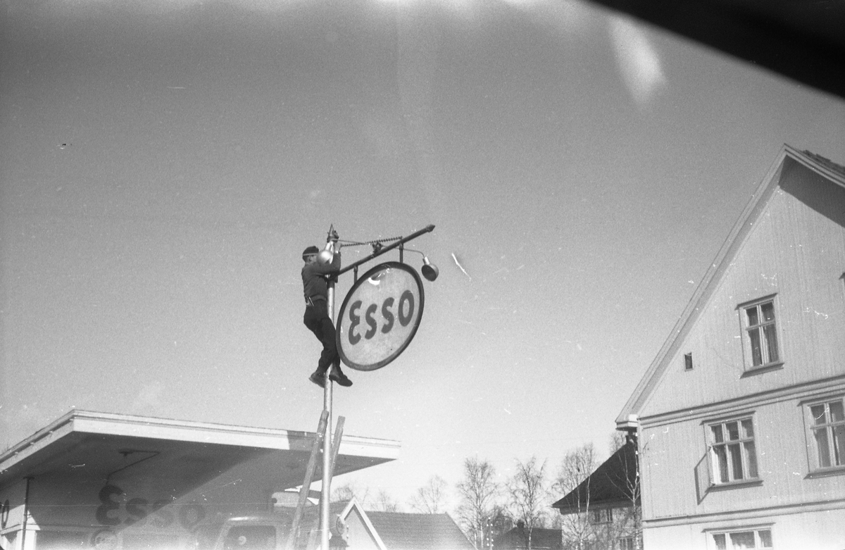 Fem bilder fra byggearbeider ved Esso på Lena april 1954. Ingen av personene på bildene er identifisert. På det første bildet ser en iflg. informant fronten på en Opel Olympia årsmodell 1950-52.