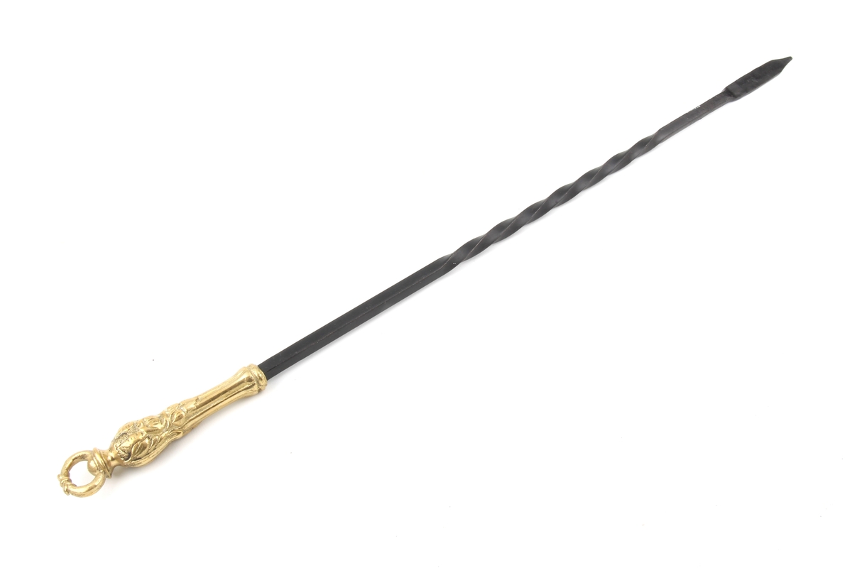 Peissett bestående av ildrake, ildtang, feiebrett og oppheng.