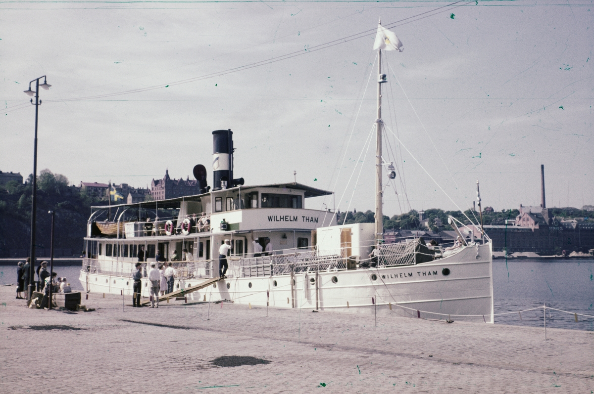 [text på ursprungliga diaramen, överförd till den nya glaslösa:] "Wilh. Tham 7/6 1959"