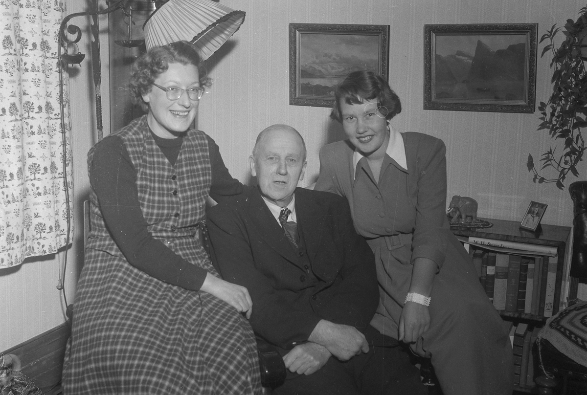 Berit Bugge med morfar Jørgen Bernhoft Lysholm II og tante Clara Lysholm
