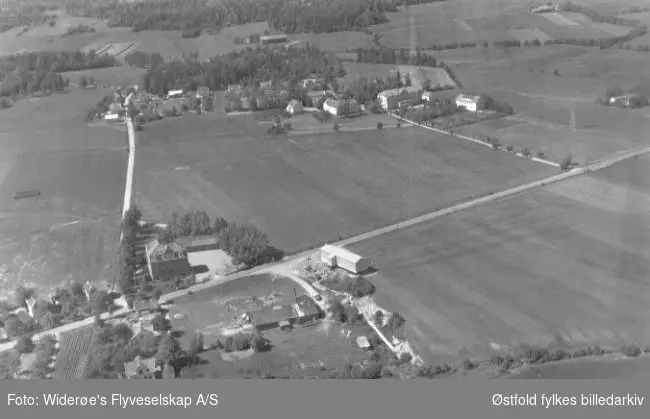 Rekustad skole og Haugetun ungdomsskole , Rolvsøy med bolighus og gårder i området. Børstad sag mellom Soliveien og Visterflo.