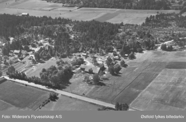 Flyfoto av Grønlien gård i Rolvsøy 24. juli 1952 - Haugeåsen.