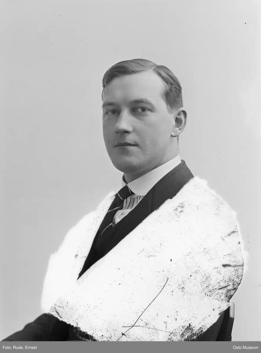 portrett, mann, sittende brystbilde med vignettering