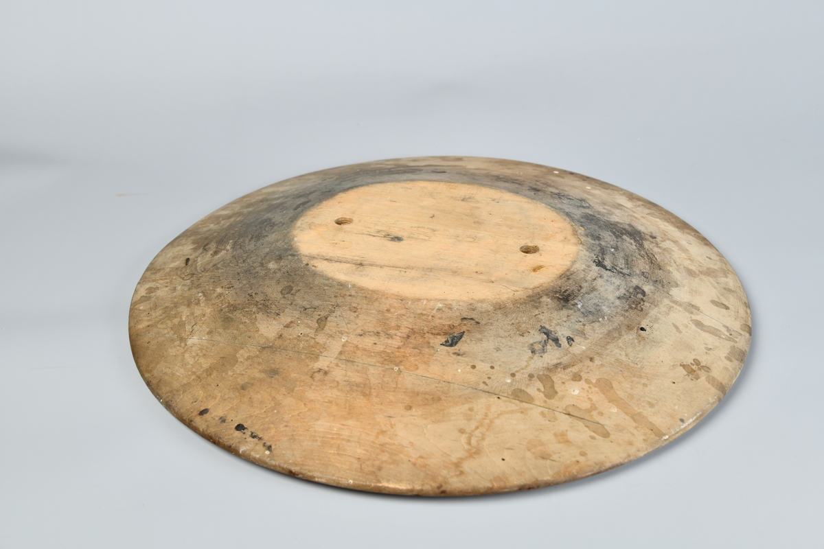 Oval bremblokk med flat topp og nedskrående kanter. På toppen er det to hull der man kan sette fast en hatteblokk for et hattehode. Følger med tilhørende oval og flat blokk med to trenagler som passer. Litt flekkete på over og undersiden, men er generelt i god stand.