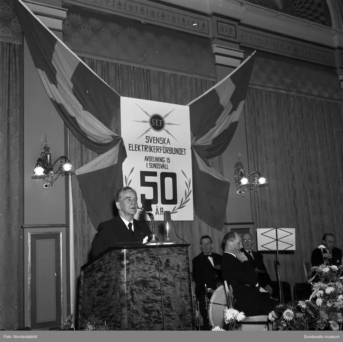 Elektrikerförbundets 50-årjubileum firas med festmiddag och dans samt högtidliga tal i Stadshussalongen.