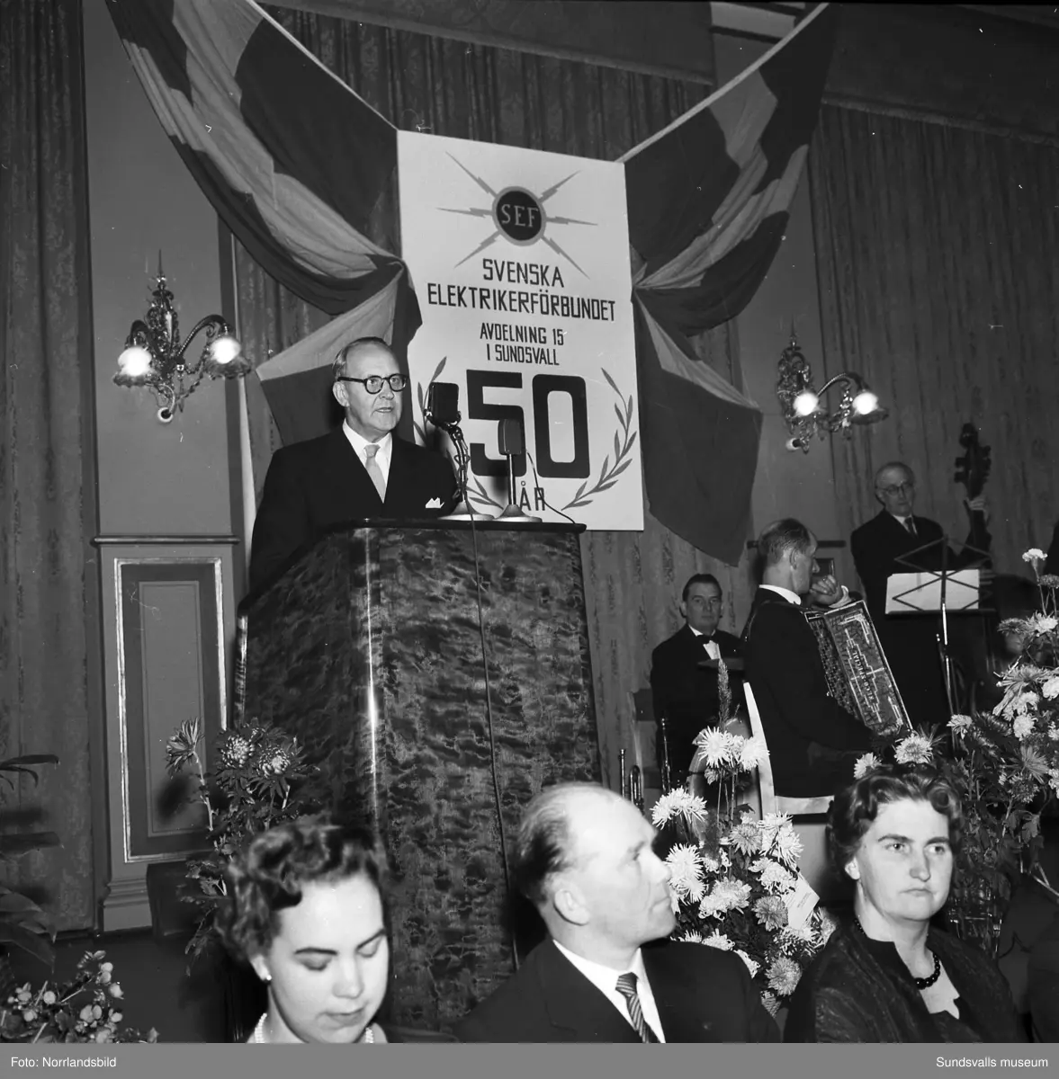 Elektrikerförbundets 50-årjubileum firas med festmiddag och dans samt högtidliga tal i Stadshussalongen.