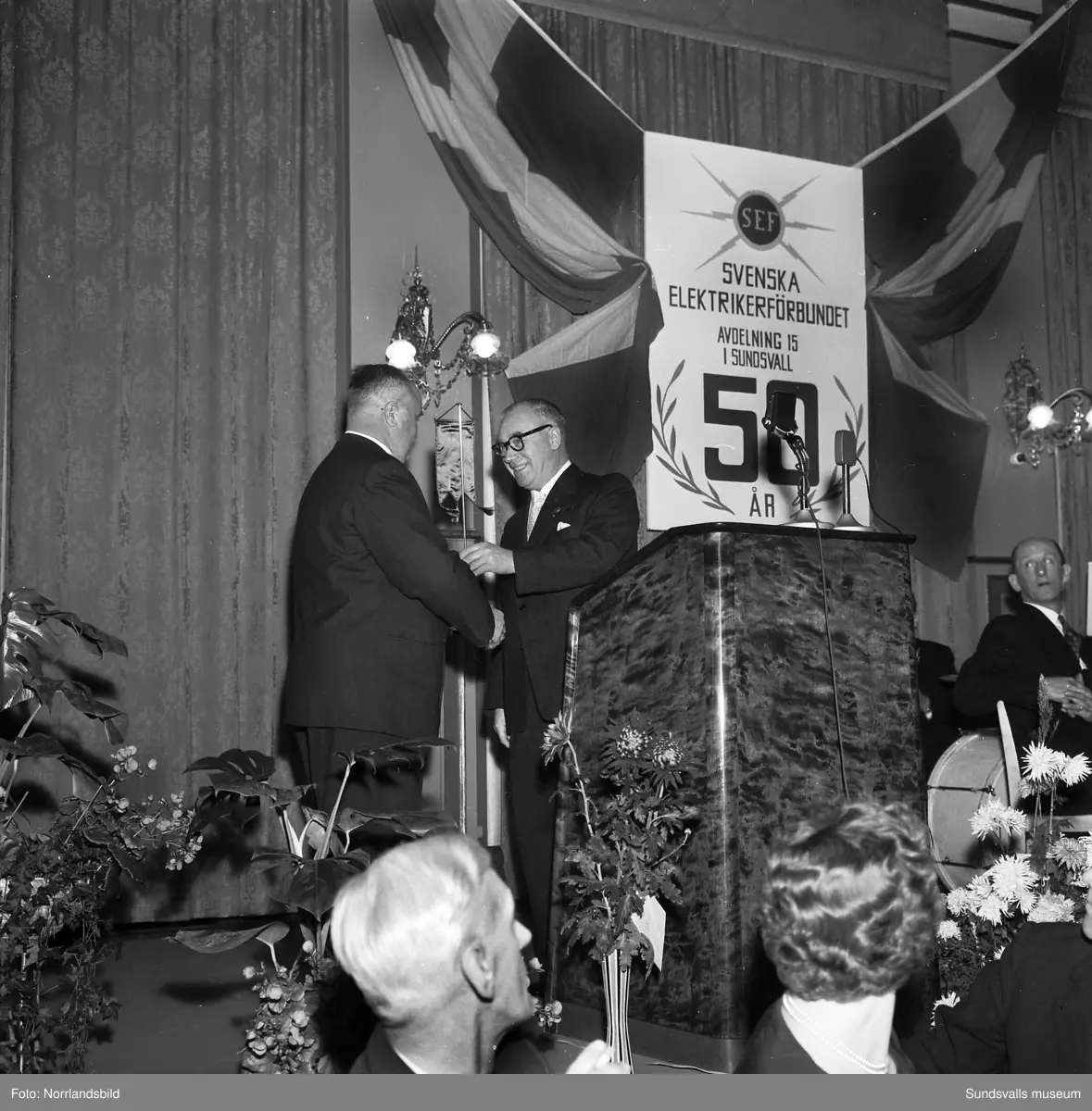 Elektrikerförbundets 50-årjubileum firas med festmiddag och dans samt högtidliga tal i Stadshussalongen.