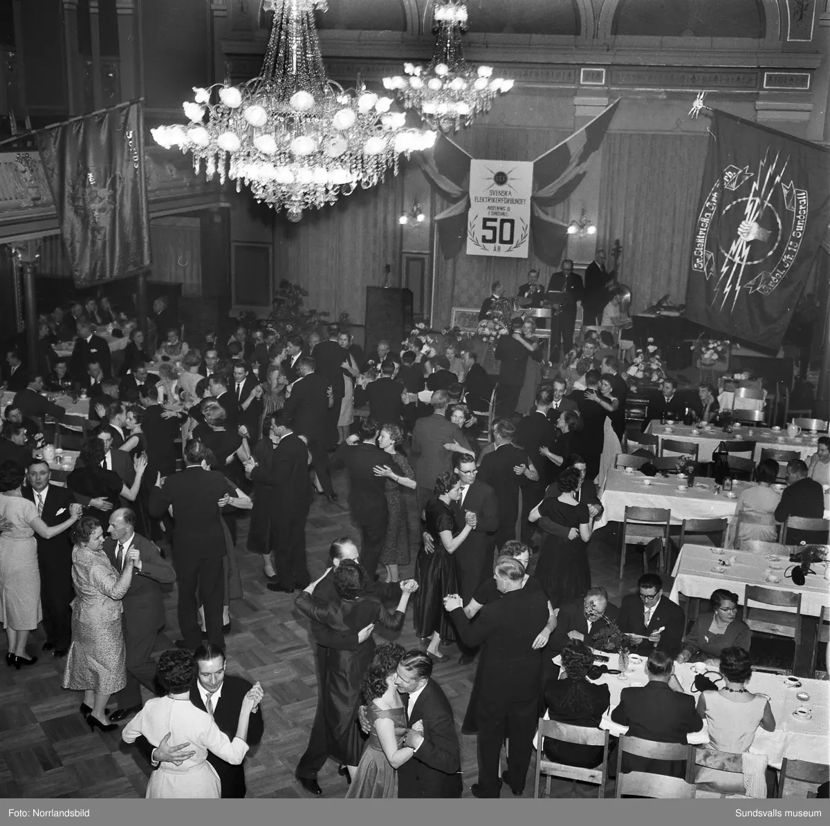 Elektrikerförbundets 50-årjubileum firas med festmiddag och dans samt högtidliga tal i Stadshussalongen.