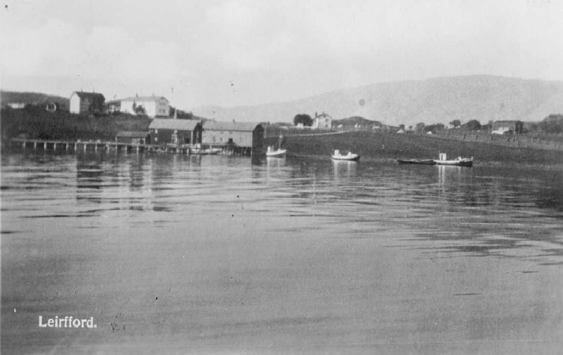 Leirfjord, Leland, Nedre-Leland. Postkort av handelstedet på Leland, Berghs landhandel.
Bildet er det samme som LEF.F.00036 og LEF.F.00132