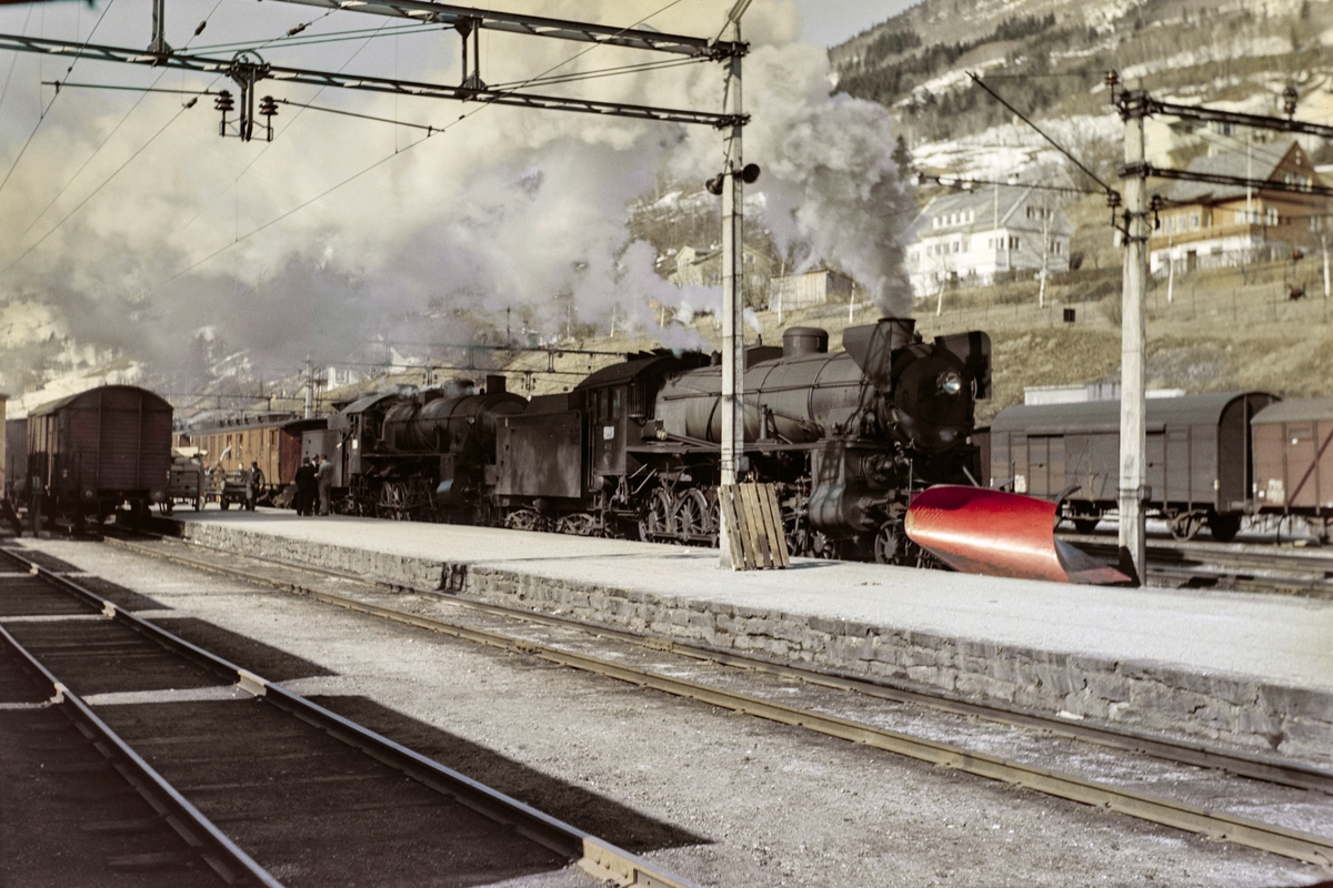 Ekstratog i forbindelse med påskeutfarten, tog 7654, på Voss stasjon. Toget trekkes av damplokomotiv type 31b nr. 402 og 418.