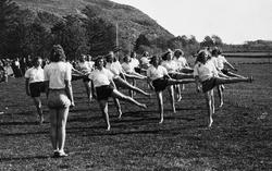 Frøyland Jenteturn har oppvisning på idrettsbanen 17. mai 19