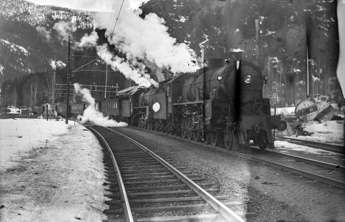 Ekstratog i forbindelse med påskeutfarten, tog 7608, avventer kryssing på Bromma stasjon. Toget trekkes av damplokomotiv type 31b nr. 426 og 449 (bakerst).