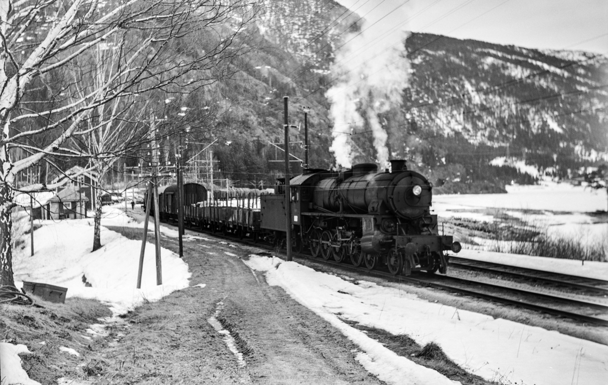 Underveisgodstoget fra Hønefoss til Voss, tog 5531, avventer kryssing på Bromma stasjon. Toget trekkes av damplokomotiv type 31b nr. 449.
