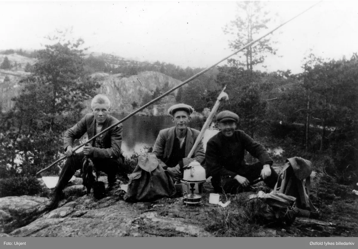 Folk fra Enningdalen i Idd på fisketur til Vammen, Vansjø omkring 1930? 
Fra venstre: Anders Ødegård, Oskar Golden, Arne Halvorsen.