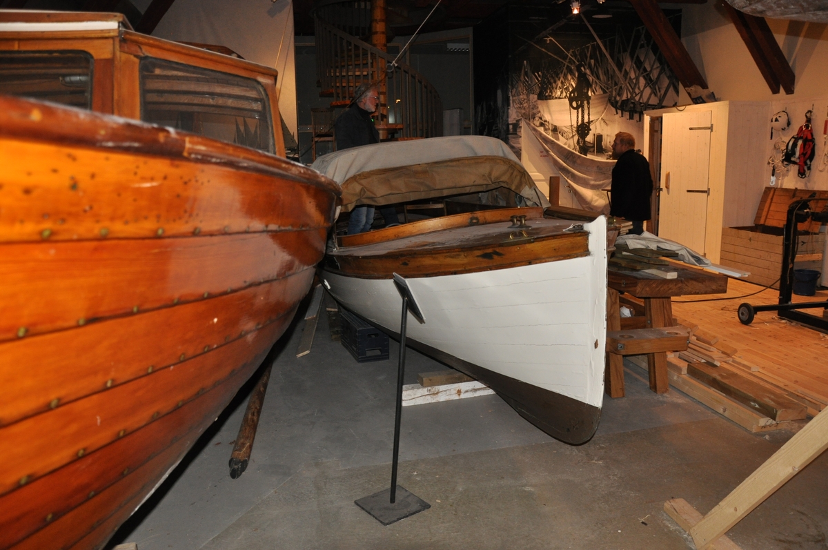 Byggeår: 1920. Kravellbygd med krysserhekk. Kravell på ribber. Åtte bordganger. Ikke styrhus, men kalesje festet til en ca. 10 cm. høy ramme rundt cockpit. Fordekk og akterdekk. Dobbeldør inn til lasterom under fordekket. Rorkult og løs benk til rormannen. Har også sideratt på bb side med kjedeoverføring til roret. En liten klappstol ved siderattet. Påmontert ett sett åregafler i messing. Sittebenker, spiler, på hver side av båten. Lite lasterom i baugen, inne i ligger en kalesje til resten av båten i grov seilduk. Motor i kasse midt i båten, FM-motor 2 hk, ikke originalmotoren. Verktøy i motorkassa: 3 skiftenøkler, 1 sparkelspade, 1 liten navar.