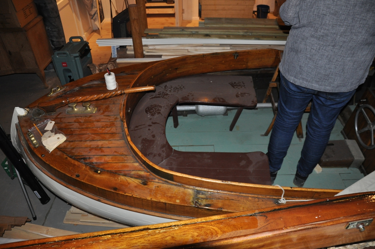 Byggeår: 1920. Kravellbygd med krysserhekk. Kravell på ribber. Åtte bordganger. Ikke styrhus, men kalesje festet til en ca. 10 cm. høy ramme rundt cockpit. Fordekk og akterdekk. Dobbeldør inn til lasterom under fordekket. Rorkult og løs benk til rormannen. Har også sideratt på bb side med kjedeoverføring til roret. En liten klappstol ved siderattet. Påmontert ett sett åregafler i messing. Sittebenker, spiler, på hver side av båten. Lite lasterom i baugen, inne i ligger en kalesje til resten av båten i grov seilduk. Motor i kasse midt i båten, FM-motor 2 hk, ikke originalmotoren. Verktøy i motorkassa: 3 skiftenøkler, 1 sparkelspade, 1 liten navar.