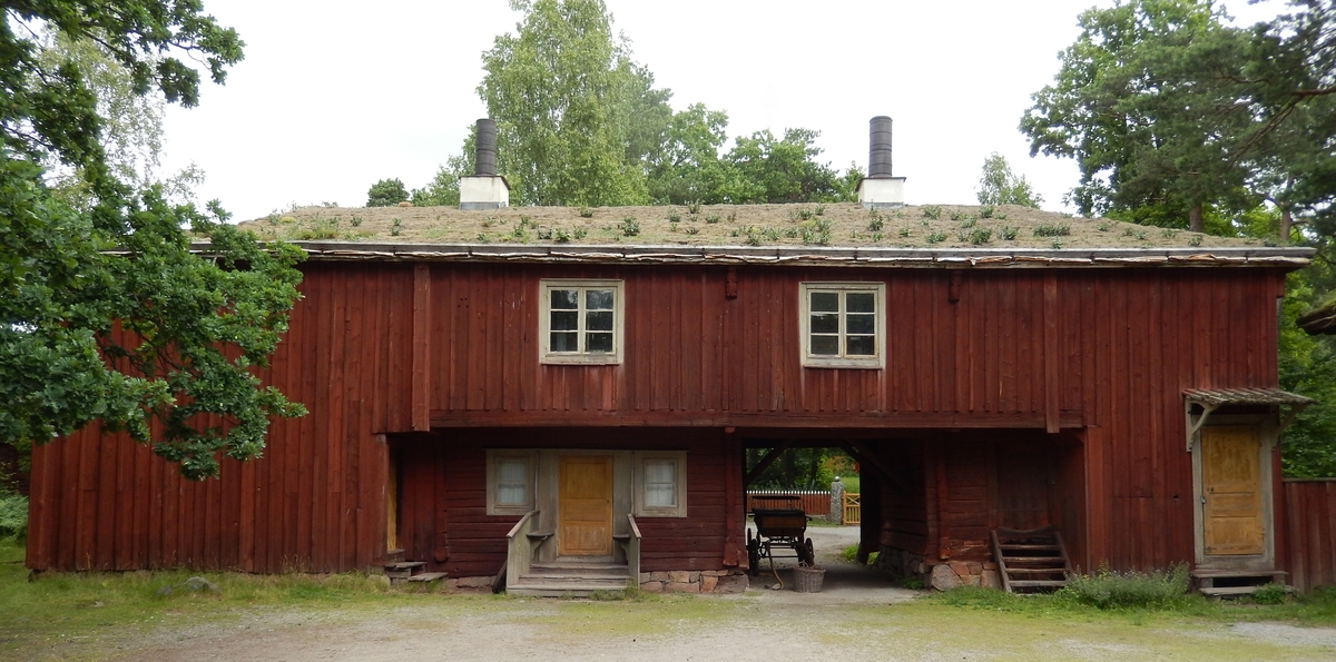 Greksåsarsboden på Bergsmansgården är en tvåvånig loftbod med inbyggd svale. Fasaden är klädd med stående locklistpanel målad med röd slamfärg. Taket är ett sadeltak med tätskikt av näver täckt med torv. 

Bottenvåningen har bod, portlider, kammare samt ett fristående utrymme som tillfogats byggnaden senare. På övervåningen finns tre rum samt kök och den inbyggda svalgången i söder. Loftboden är troligen byggd i sin nedre del under 1700-talet, medan övervåningen och svalgången troligen kom till under 1800-talets början.

Greksåsarsboden kommer från Greksåsars hyttby i Nora landsförsamling i Bergslagen och flyttades till Skansen 1942.