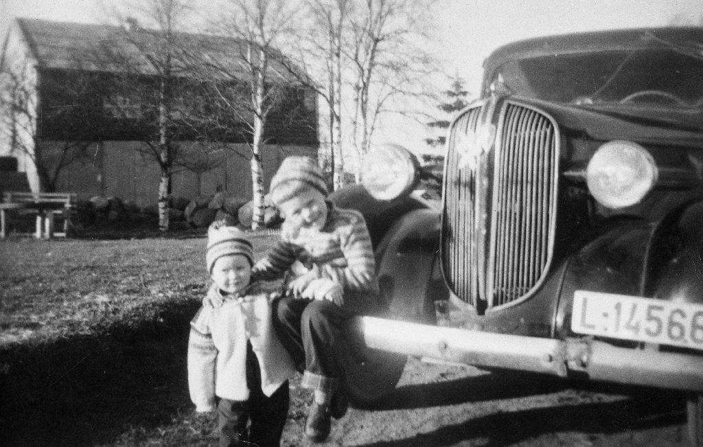 Aslaug Irene Kalberg Hoff (13.9.1955 - ) og Arne Kalberg (11.9.1951 - ) med bilen, ein Austin