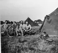 Soldater vid förläggningstält. Repetionsövningen 1951.