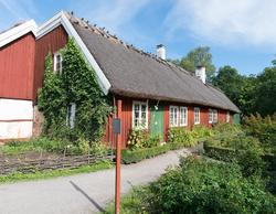 Bostadshuset på Skånegården är uppfört i en våning och klädd med stående locklistpanel som målats med röd slamfärg. Byggnaden har ett sadeltak klätt med halm. Skorstenarna är två, en placerad på nock ...
