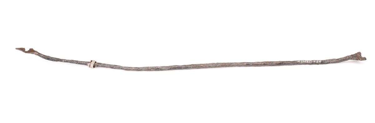 Smalt stormjärn med en ring av blyremsa som fortfarande är lös. Ursprungligen har stormjärnet haft ett kvadratiskt tvärsnitt, men med rundhamrade kanter. Har även spetsovala ändplattor.