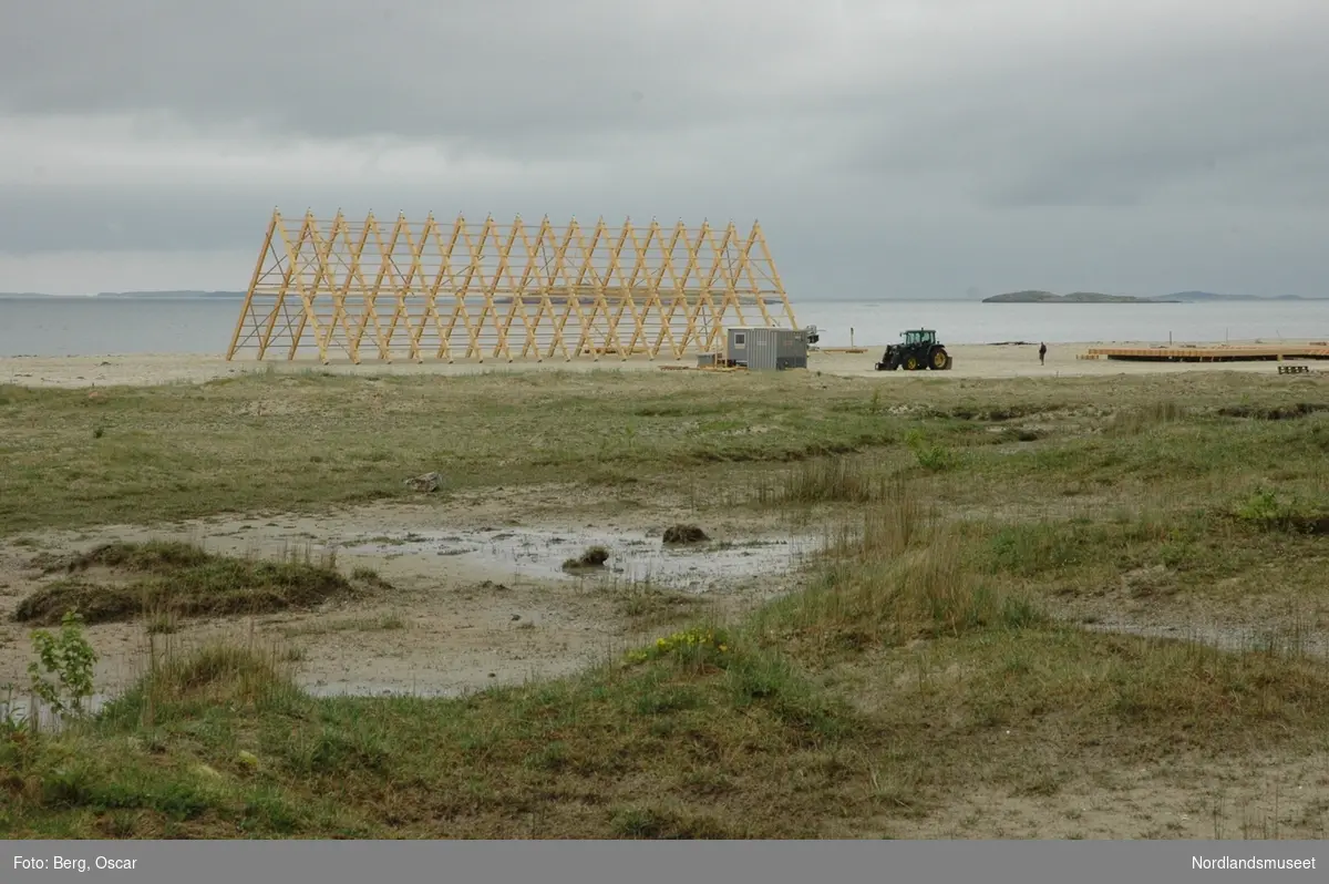 Dokumentasjonsfoto. Sandvik, Sandhornøy, Langsanden. 2014. Bygging av formidlingsanlegg (i form som fiskehjell) for kunst og kultur i forbindelse med SALT-prosjektet.