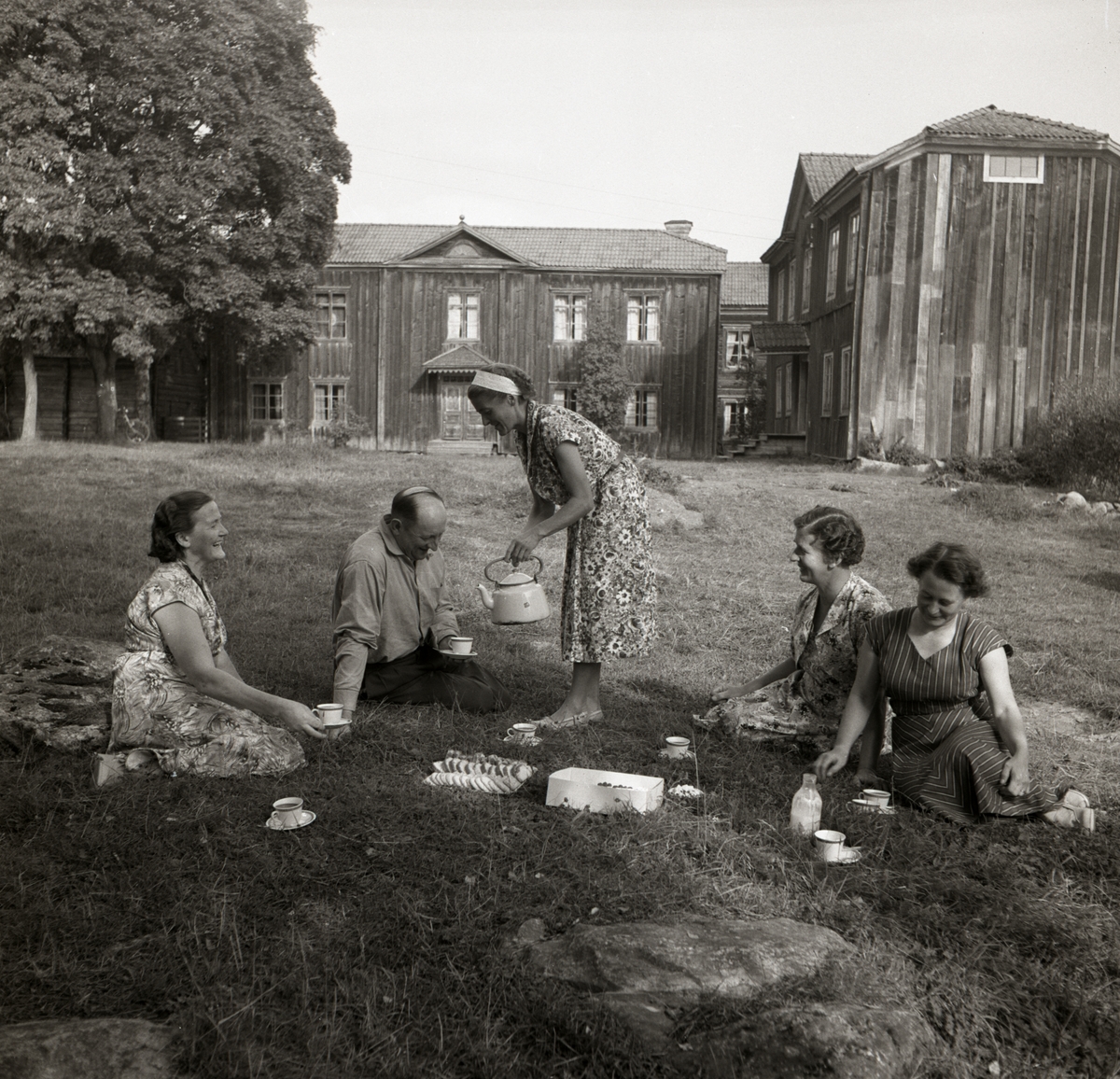 En grupp människor har kaffepaus intill hembygsdgården i Rengsjö, 25 augusti 1958.