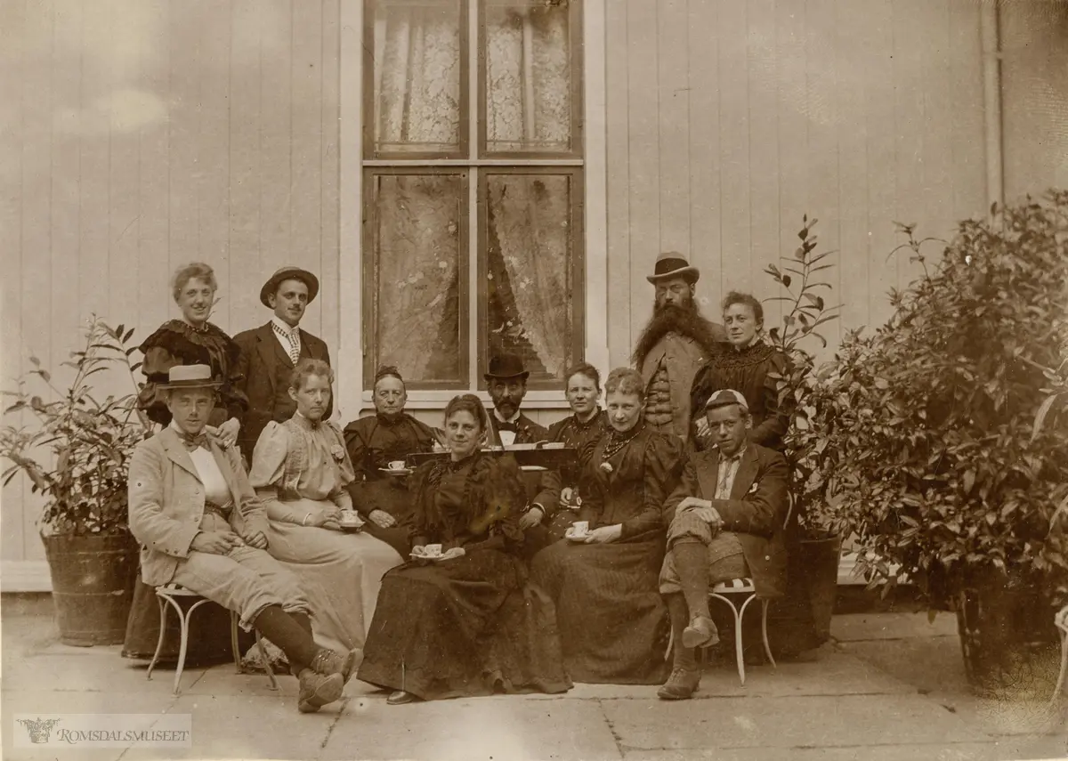Villa Retiro.."Sommeren 1894".Jensine Wilhelmine Johnsen, med barn og svigerbarn. De bodde i Kristiansund, men hadde feriebolig på Retiro, Molde. ..