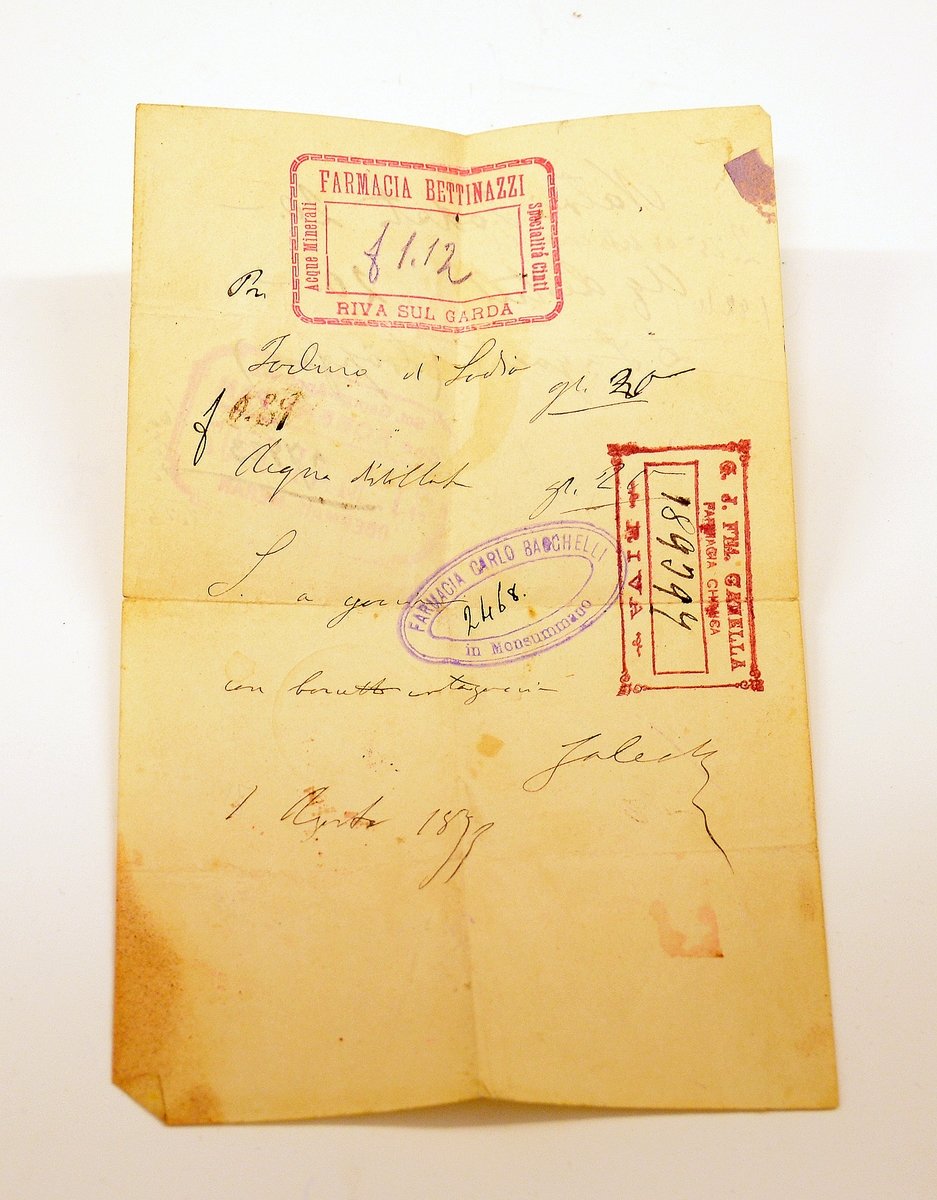 Liten lommebok i grønt skinn med to rom, mosegrønt fôr. Utsiden med preget dekorrender i gull. En side mangler sømmen.
Innlagt konvolutt med to resepter fra Henrik Ibsens privatlege, Dr. med. Edvard Bull. Den ene resepten datert 14/3 1903. En tredje resept, italiensk, datert 31. mai 1897.