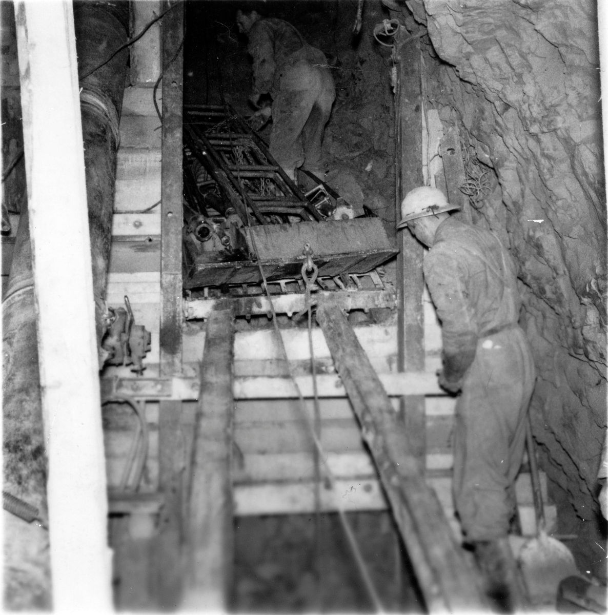 Arbeidslag inne i tunellen under bygging av Gaustabanen.