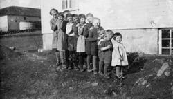 11 born i rekkje framfor huset til Barneheimen på Hognestad.