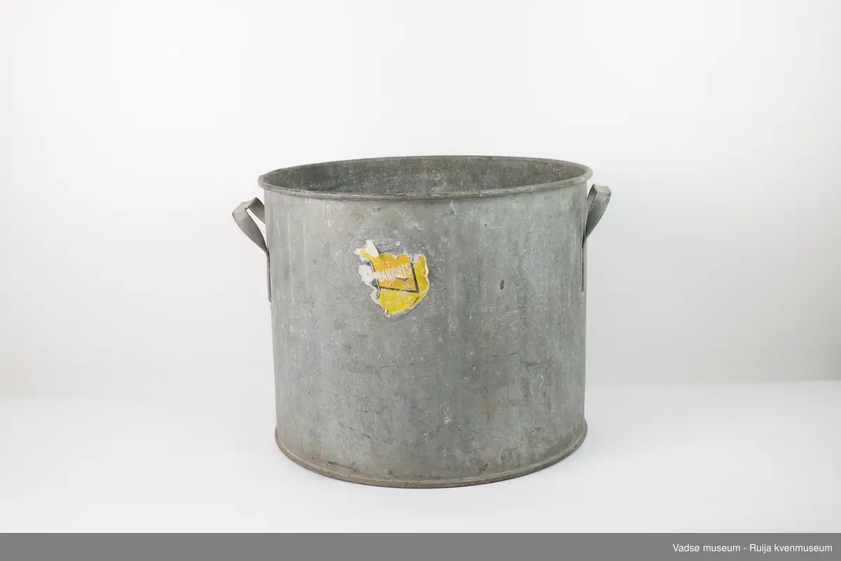 Aluminiumskjele. Karet er tynnvegget, har rette vegger og falset munningsrand. Brukt som fjøsgryte til tilberedning av husdyrfor.