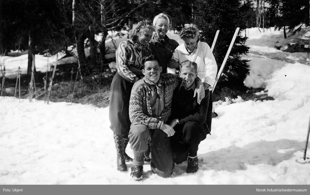 Gruppefoto under skitur.