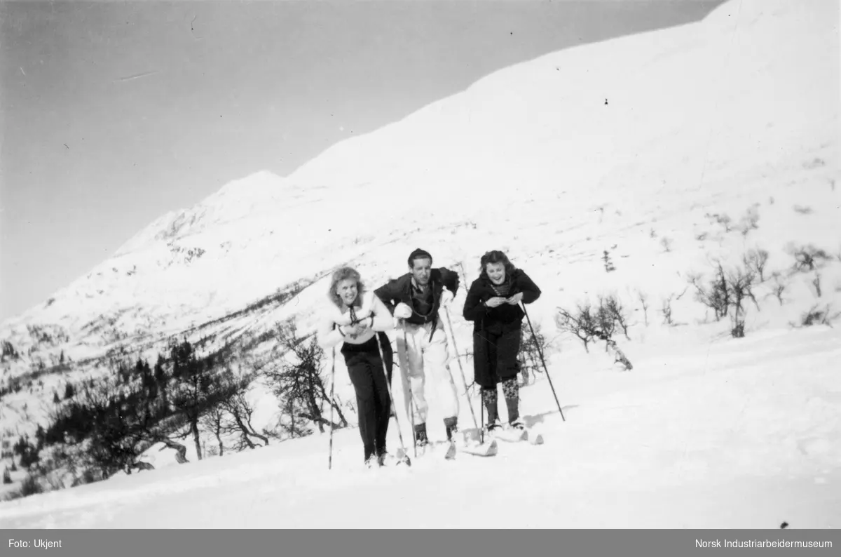 Gruppefoto under skitur.