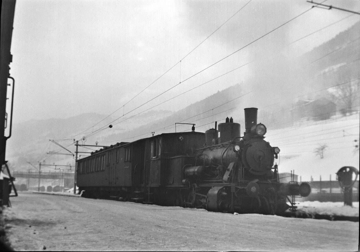 Damplokomotiv type 25d nr. 424 med personvogn litra BFo2b type 3 nr. 942 på Voss stasjon.