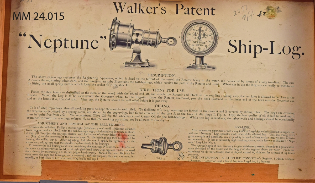 Gråmålad trälåda, invändigt försedd med avgränsningar och fästen (bla en läderstropp) för delar till Walkers släplogg. Undersidan omålad. På framsidan finns två låskrokar för förslutning av förvaringslådan. På hela lockets insida finns en något gulnad instruktionstext med tre illustrationer. Dess rubrik lyder: WalkerÂ´s Patent Neptune Ship-Log. Därefter följer som underrubriker i texten: DESCRIPTION, DIRECTIONS FOR USE, OILING, ADJUSTMENT AND REMOVAL OF THE BALL-BEARINGS, LOG-LINE och THE INSTRUMENT AS SUPPLIED CONSISTS of. På bortre insidan av själva lådan finns ytterligare en text angående användandet av rotarorerna. Uppe till höger på lockets översida och på sidan av locket till höger mindre bruna tejpbitar med texten: 78-11 Stor.