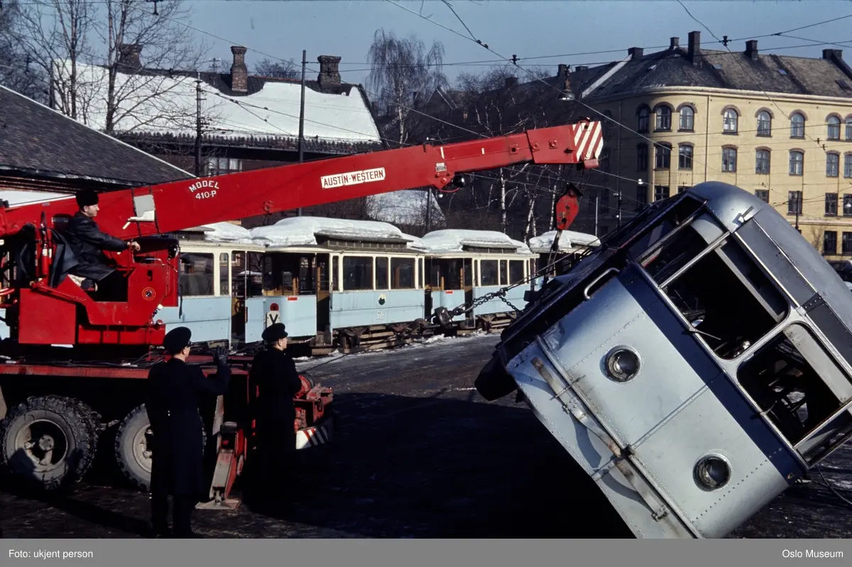 Brannvesenets kranbil, buss, trikk, bygård, trehus