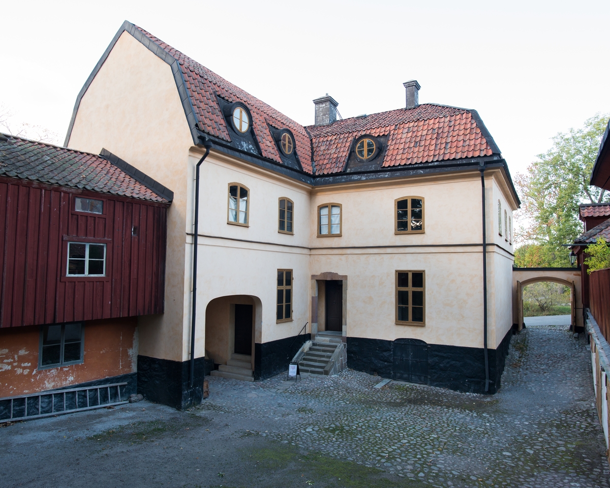 Tottieska gården på Skansen är en gul putsad tegelbyggnad uppförd i två våningar med vind och källare. Ingången sker från gården, en sandstenstrappa leder upp till huvudentren; en pardörr med skuren blomsterdekor. Portomfattningen är av roslagssandsten. Taket är brutet och belagt med enkupigt lertegel. Byggnaden har två skorstenar klädda med plåt, samtliga plåtdetaljer är målade med svart linoljefärg. Övervåningens fönsteröppningar är svängda upptill, bottenvåningens större fönsteröppningar har ett rakt avslut upptill. Fönstersnickerierna är målade gul linoljefärg.