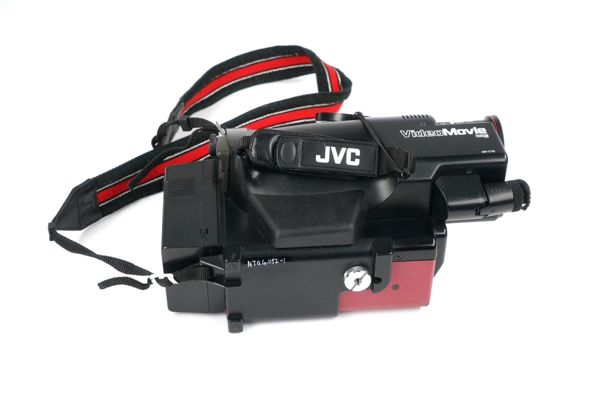 Videokamera med bæresele og med okkular og linse samt diverse funksjonstaster . Luke på siden for isetting av videokasett. En kasett sitter i kameraet. Kameraet ligger i en låsbar ( to nøkler medfølger) plastkoffert sammen med  tre ulike funksjonskabler sammen med et strømadapter. I kofferten er det et eget rom for et kassettadapter som igjen ligger i et etui. I adapteret ligger det en kassett. Videre medfølger det et tomt kassettetui samt ett etui inneholdene en kassett.